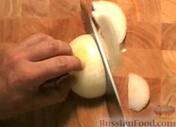 Картофель по-риохски: Лук нарезать полукольцами.