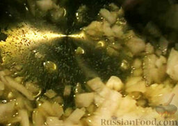Картофель по-риохски: В кастрюле с толстым дном разогреть масло. Выложить лук в кастрюлю и обжарить его.