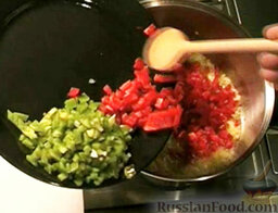 Картофель по-риохски: Добавить нарезанный перец, перемешать и обжарить.
