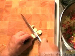 Картофель по-риохски: Чеснок мелко нарезать. Добавить к овощам. Перемешать.
