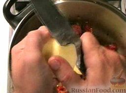 Картофель по-риохски: Картофель нарезать дольками в ту же кастрюлю. Перемешать.