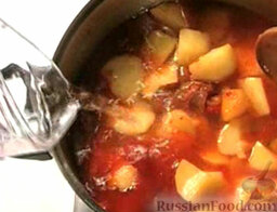 Картофель по-риохски: Залить водой так, чтобы она полностью покрыла овощи. Готовить 20 минут под крышкой.