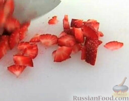 Конверт со свежими фруктами: Клубнику мелко нарезать.