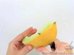 Конверт со свежими фруктами: Дыню очистить и нарезать.