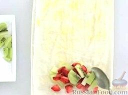 Конверт со свежими фруктами: На один из узких краев теста выложить дыню, киви и клубнику.