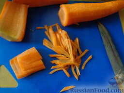 Зеленые помидоры с морковью на зиму: Как приготовить зеленые помидоры с морковью на зиму:    Режем морковь соломкой.