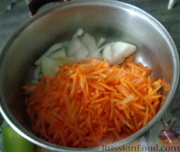 Зеленые помидоры с морковью на зиму: Добавляем в кастрюлю морковь.