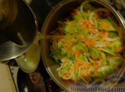 Зеленые помидоры с морковью на зиму: Ставим кастрюлю с овощами на плиту. Добавляем масло, перемешиваем.