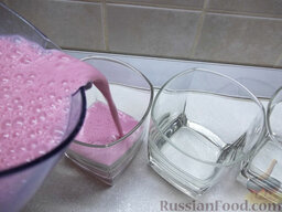 Молочное желе с клубникой и мороженым: Разлейте молочное желе с по формочкам и отправьте в холодильник для застывания.