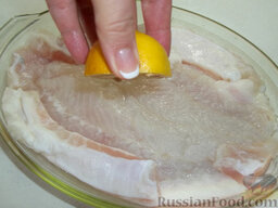 Филе окуня, запеченное в духовке: Сверху филе выдавите сок лимона.