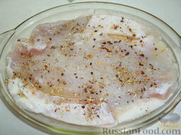 Филе окуня, запеченное в духовке: Приправьте солью, смесью свежемолотого перца и приправой для рыбы.