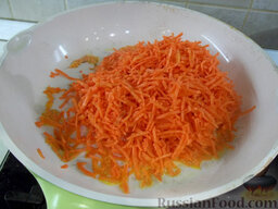 Филе окуня, запеченное в духовке: Морковь очистите, помойте, натрите на крупной терке и поджарьте до готовности.