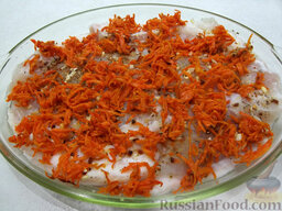 Филе окуня, запеченное в духовке: Жареную морковь выложите сверху на филе.
