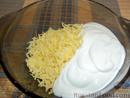 Филе окуня, запеченное в духовке: Смешайте в глубокой тарелке сметану с сыром.