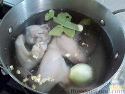 Суп на куриных крылышках: Добавьте в кастрюлю все специи и варите бульон около 15 минут.