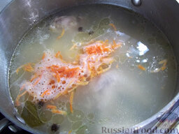 Суп на куриных крылышках: Картофель почистите и помойте, морковь также очистите и натрите. Затем овощи отправьте вариться в бульон.