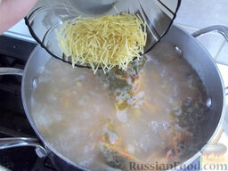 Суп на куриных крылышках: Положите в кастрюлю вермишель. Доведите суп из куриных крылышек до готовности и добавьте зелень.