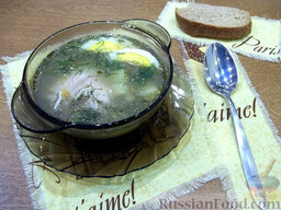 Суп на куриных крылышках: Перед подачей супа отварите яйца и кладите их в тарелки с супом из куриных крылышек по 2 четвертинки.