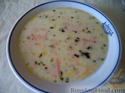 Сырный суп с зеленью: Добавить зелень, через минуту снять сырный суп с зеленью с огня. Дать постоять под крышкой 10 минут. Сырный суп с зеленью готов.  Приятного аппетита!