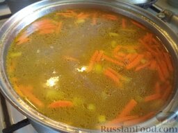Сырный суп с зеленью: Выложить картофель в кастрюлю. Посолить, добавить любимые специи. Варить сырный суп на небольшом огне 15 минут.