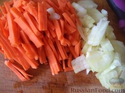 Красный борщ без мяса: Очистить и помыть лук и морковь. Половину моркови нарезать тонкой соломкой. Лук нарезать кубиками.