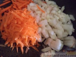 Красный борщ без мяса: Вторую часть моркови натереть на крупной терке.