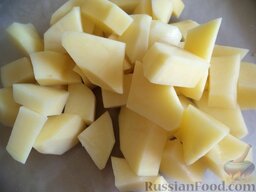Красный борщ без мяса: Очистить, помыть и нарезать кусочками картофель.