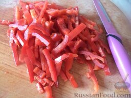 Красный борщ без мяса: Помыть, разрезать на части сладкий перец. Очистить от семян. Порезать соломкой.