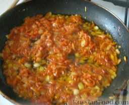 Красный борщ без мяса: Добавить томат. Перемешать. Тушить 2-3 минуты на небольшом огне.
