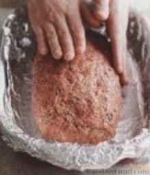Мясной "хлеб": 5.  Жаропрочную прямоугольную форму застелить фольгой и смазать растительным маслом. Выложить в форму подготовленный фарш.     6. Поместить форму с мясом в разогретую духовку примерно на 1 час (температура на градуснике для мяса должна подняться до 80 градусов). Примерно за 25 минут до окончания выпекания нужно смазать мясной 