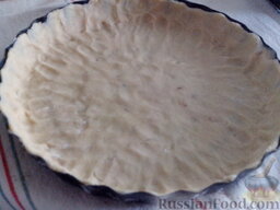 Творожный пирог "Лавина": Дно формы для выпечки (диаметром 27 см) застелить пекарской бумагой. Смазать немного маслом дно и стенки формы. Распределить белое тесто ровным слоем по дну и бортикам формы.