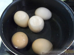 Яйца, фаршированные икрой минтая и плавленым сыром: Как приготовить яйца, фаршированные икрой минтая:    Яйца отварите вкрутую, примерно 10 минут. Затем их опустите в холодную воду и подержите до полного остывания. В холодную воду класть их надо обязательно. Для того, чтобы скорлупа легко очищалась и яички оставались красивыми.