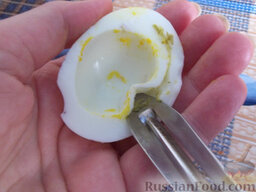 Яйца, фаршированные икрой минтая и плавленым сыром: Специальным ножом вырежьте по кругу аккуратно белок, оставляя нетронутыми стеночки. Таким образом, получится большое углубление для наполнения начинкой.