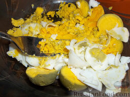 Яйца, фаршированные икрой минтая и плавленым сыром: Белок, который вырезали, положите в тарелку к желтку и помните их вилкой.