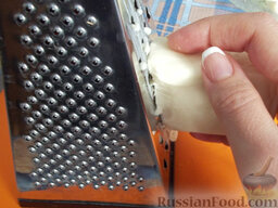 Яйца, фаршированные икрой минтая и плавленым сыром: Плавленый сырок натрите на крупной терке и отправьте в тарелку к яйцам.