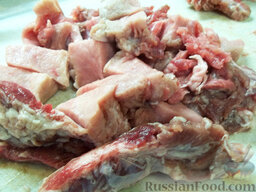 Тушеная капуста со свининой: Как приготовить капусту тушеную со свининой:    Мясо помойте, срежьте ненужный жир и пленку, нарежьте мясо кусочками, примерно по 3-4 см.