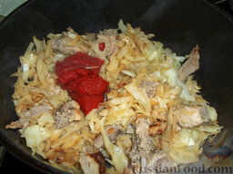 Тушеная капуста со свининой: Обжарьте все ингредиенты вместе и отправьте в кастрюлю томатную пасту.