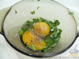 Яичница с сосисками и помидорами: Прожарьте все вместе около 1 минуты. А за это время яйца разбейте в миску, к ним добавьте вымытую и нарезанную петрушку, добавьте соль.