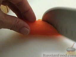 Мясной бульон: Морковь очистить и нарезать кружочками.