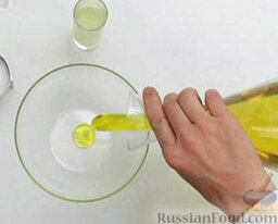 Жареная телятина: Как приготовить жареную телятину:    Смешать масло (1-1,5 ст. ложки) и лимонный сок. Посолить.