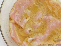 Жареная телятина: Выложить в смесь ломтики телятины так, чтобы мясо пропиталось маринадом.
