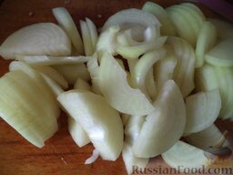 Салат на зиму "Тройка" из баклажанов, перца и помидоров: Лук репчатый очистить, помыть, нарезать полукольцами.