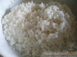 Тефтели с рисом и свежими помидорами: Как приготовить тефтели с рисом и помидорами:    Рис промыть, залить кипятком. Проварить 10 минут на среднем огне. Откинуть на дуршлаг. Охладить.