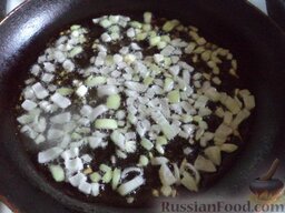 Тефтели с рисом и свежими помидорами: В горячее масло выложить лук. Тушить, помешивая, на среднем огне 3-4 минуты.