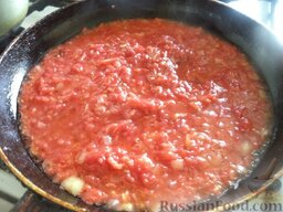Тефтели с рисом и свежими помидорами: Добавить тертые помидоры. Тушить все вместе около 5 минут на небольшом огне. Посолить, поперчить. Перемешать.