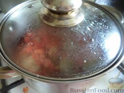 Тефтели с рисом и свежими помидорами: Тушить тефтели с рисом и помидорами на самом маленьком огне 15 минут.