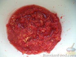 Тефтели с рисом и свежими помидорами: Помидоры помыть, очистить от кожицы (для этого залить кипятком на 1-2 минуты), натереть на терке.