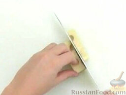Сырный соус ассорти: Мелко нарезать эмменталь.