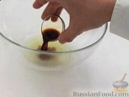 Телятина в кунжуте: В миску влить лимонный сок. Добавить соевый соус.