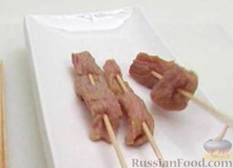 Телятина в кунжуте: На подготовленные шпажки насадить полоски мяса.